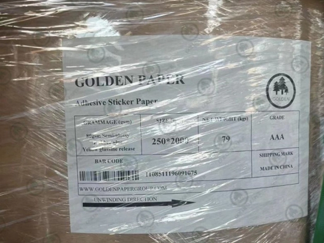 La carta dorata espande la gamma di adesivi autoadesivi, offre versatilità e personalizzazione in tutti i settori