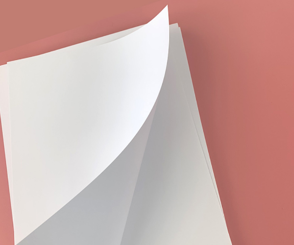 Carta lucida vs opaca: come scegliere la carta da stampa adatta per il tuo progetto