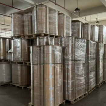 All'interno della carta dorata: dalla linea di produzione alla consegna globale