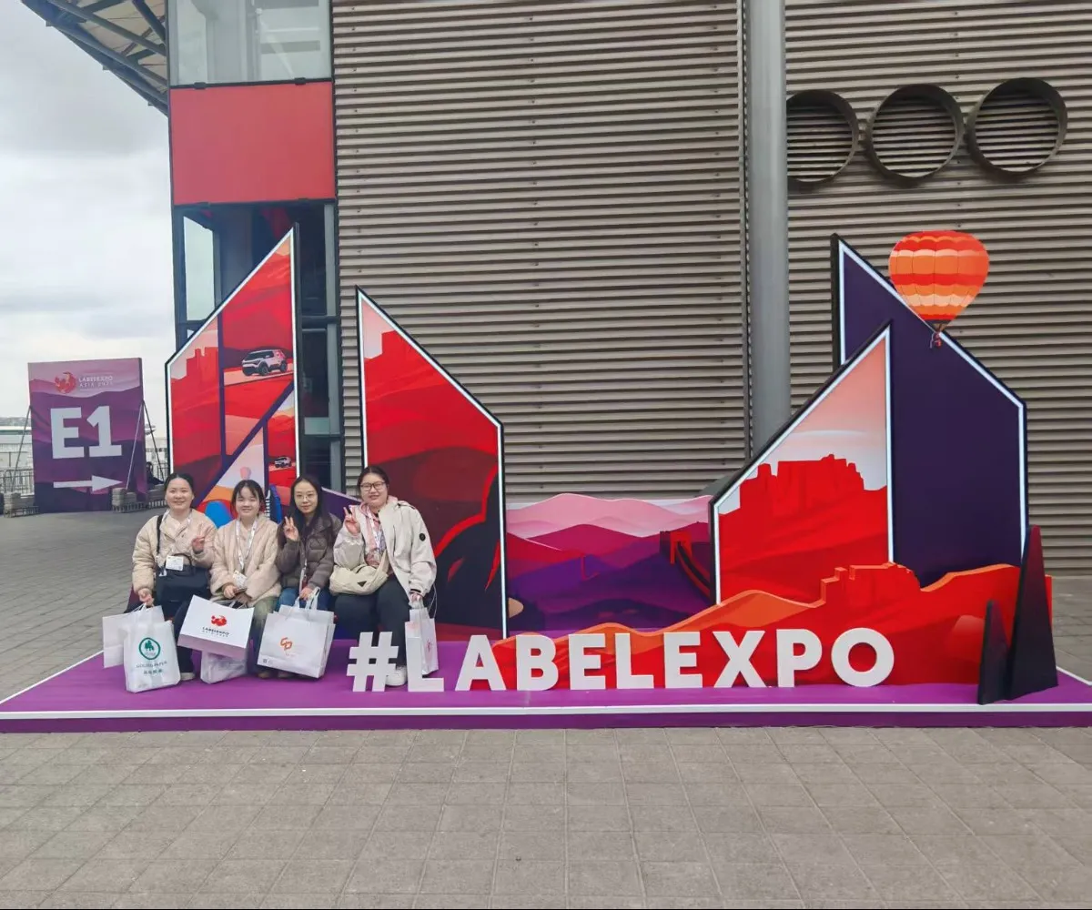 Carta dorata all'asia Label Expo 2025